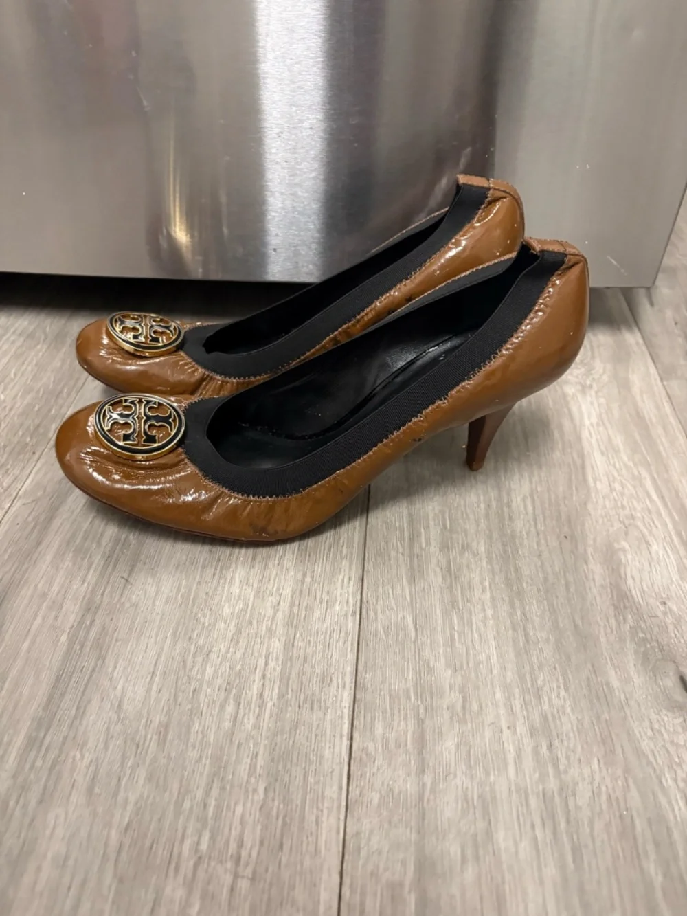 Tory Burch Brown and Black Patent Leather Pumps with Logo Detail Size 11